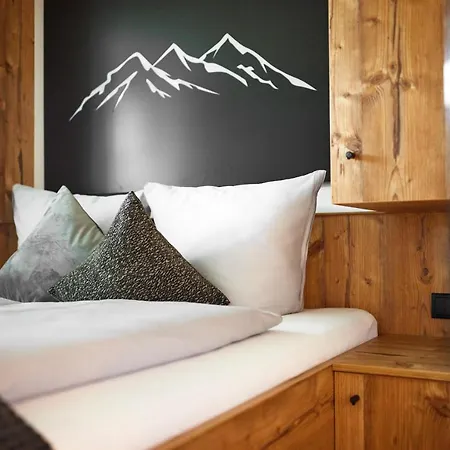 Alpenbluehn Tschagguns